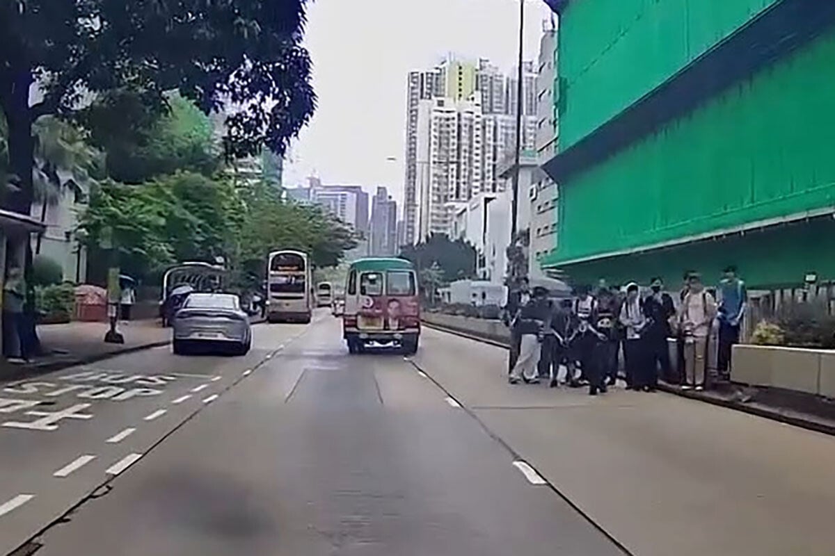 有車Cam片段顯示,一名巴士迷突從人群步出並無留意交通情況,最終捱撞,手中單反相機亦飛墮。(網上影片截圖)
