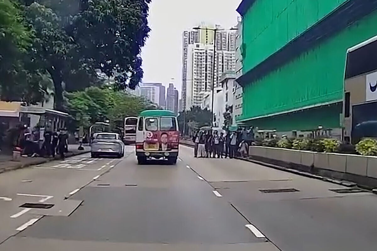 有車Cam片段顯示,一名巴士迷突從人群步出並無留意交通情況,最終捱撞,手中單反相機亦飛墮。(網上影片截圖)