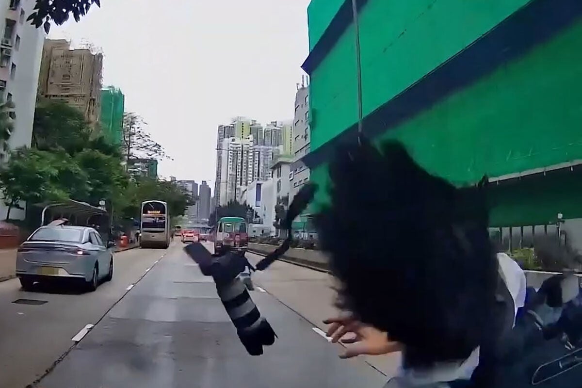 有車Cam片段顯示,一名巴士迷突從人群步出並無留意交通情況,最終捱撞,手中單反相機亦飛墮。(網上影片截圖)