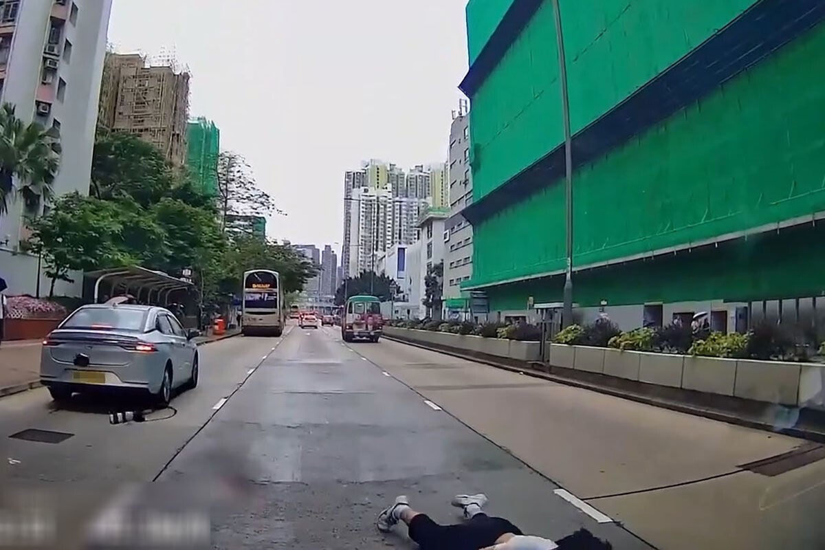有車Cam片段顯示,一名巴士迷突從人群步出並無留意交通情況,最終捱撞,手中單反相機亦飛墮。(網上影片截圖)