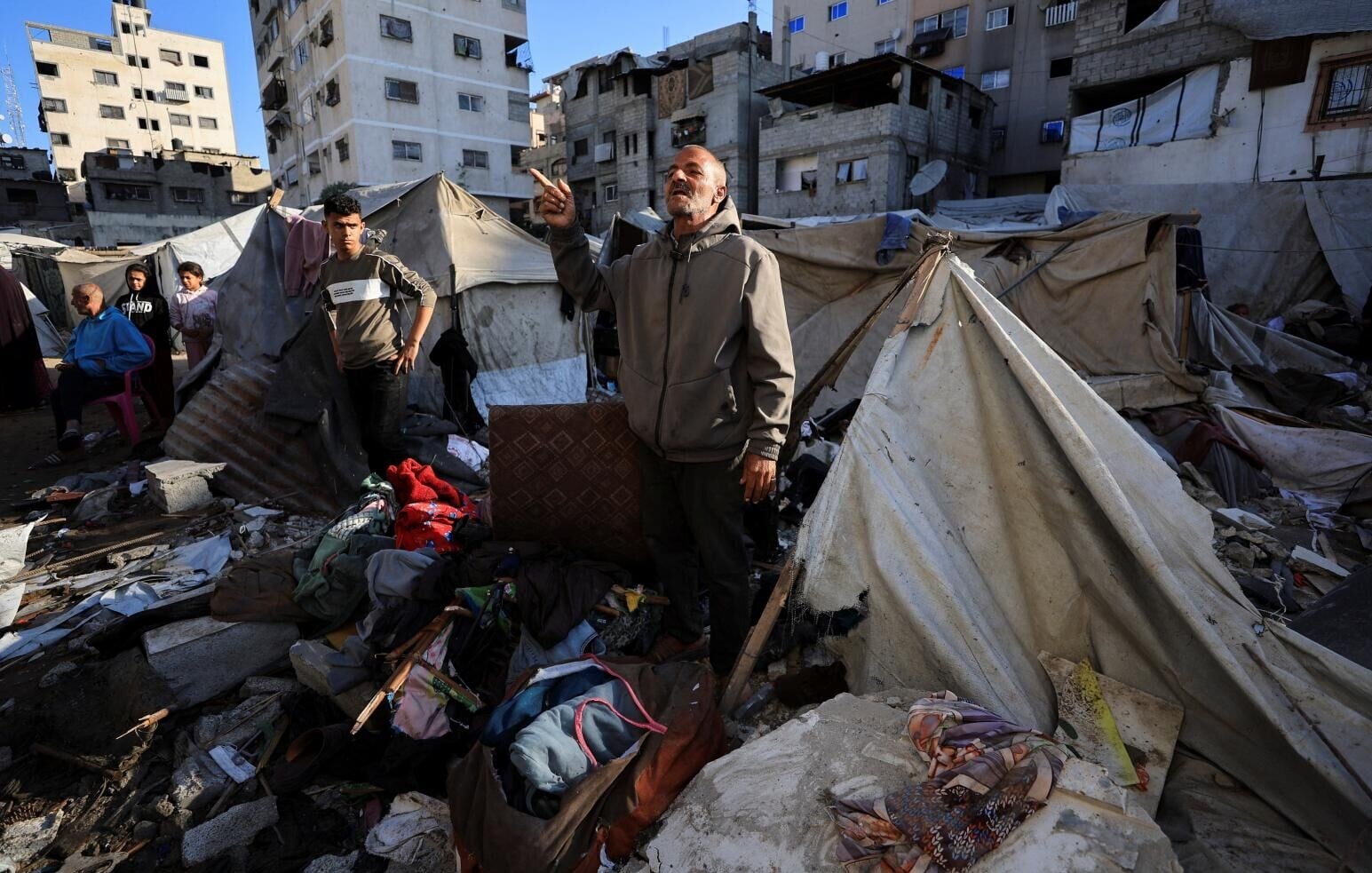 5月28日,加沙市(Gaza City),巴勒斯坦人查看以色列空襲現場的損毀。(圖/路透社)