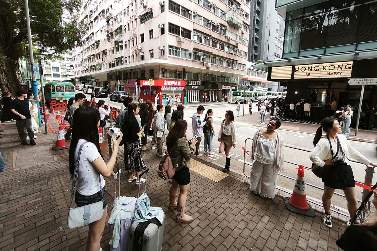 堅尼地城「石牆樹」外的行人路,是深受內地旅客聚集拍攝海景「打卡」的位置。(資料圖片/中通社)