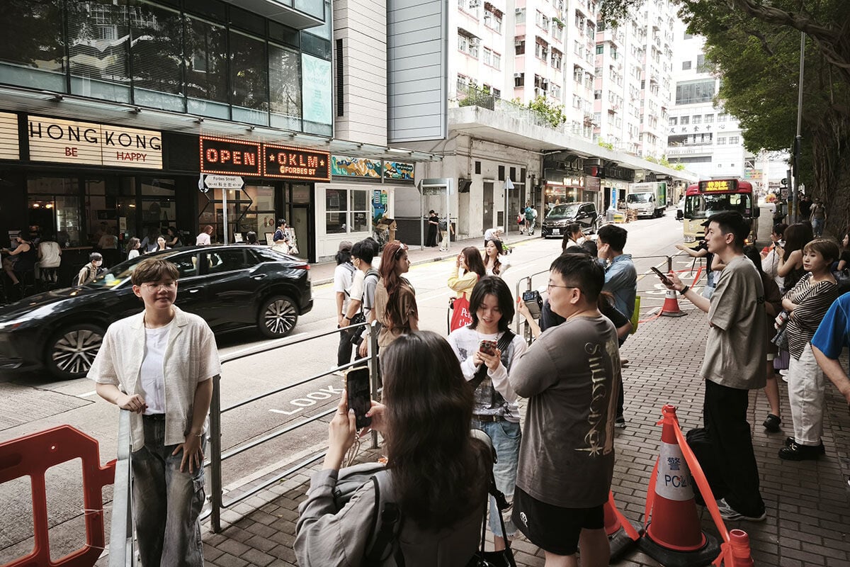堅尼地城「石牆樹」外的行人路,是深受內地旅客聚集拍攝海景「打卡」的位置。(資料圖片/中通社)