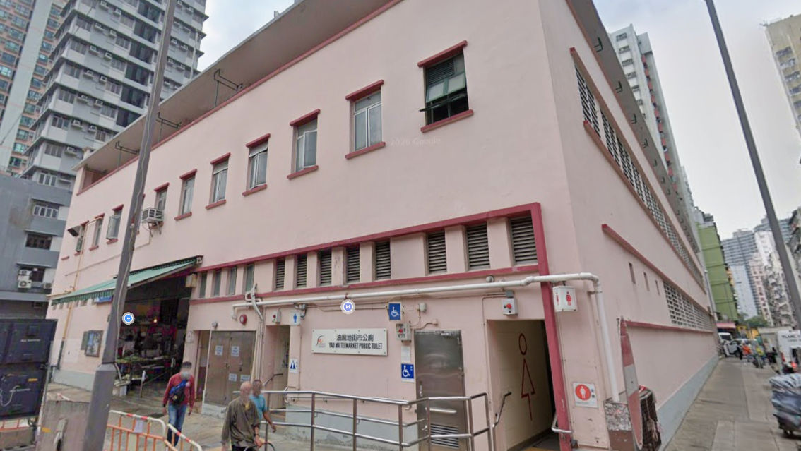 油麻地街市海鮮檔檔主揮刀亂舞，員工面頰中刀送院。(Google街景截圖)