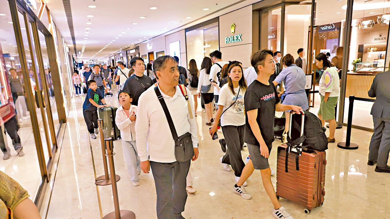 陳茂波指本港上半年經濟表現不錯。(資料圖片)