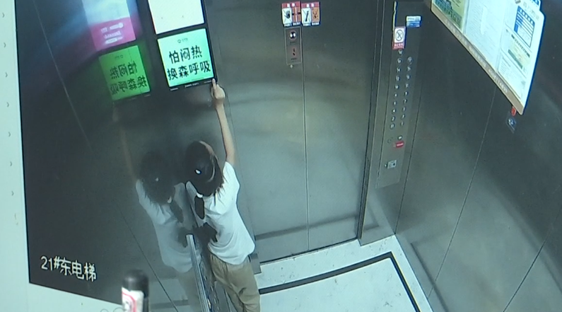 長時間處於高溫及緊張環境下,兩人的頭髮和衣服都被汗水沾濕