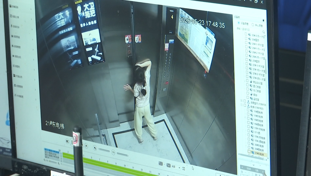 女童試圖用手拉開電梯門縫不果