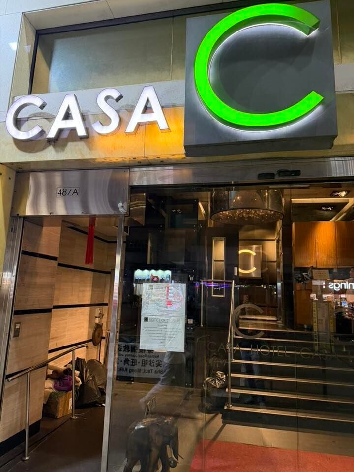 位於油麻地彌敦道的「Casa Hotel」貼出通告,宣布結束營業(全港店舖執笠結業消息關注組Facebook圖片)