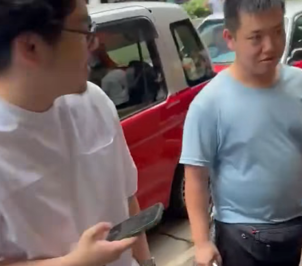 灣仔駱克道接近柯布連道交界的士站發生交通意外,4輛的士連環相撞(影片截圖)