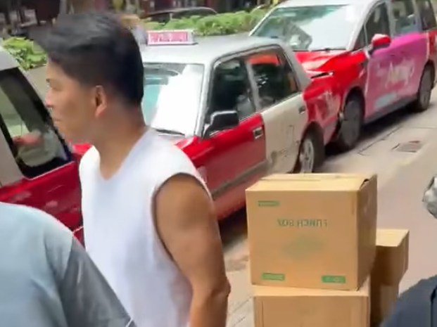 灣仔駱克道接近柯布連道交界的士站發生交通意外,4輛的士連環相撞(影片截圖)