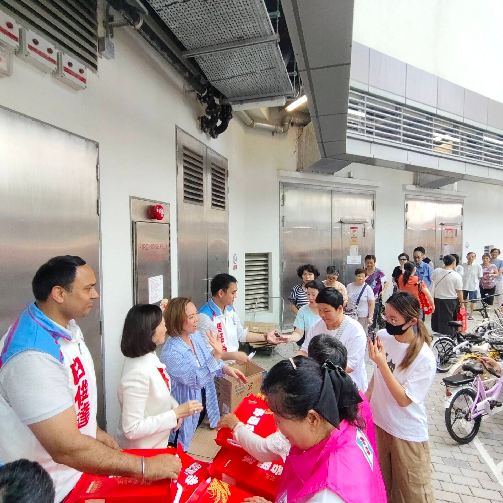 葉劉淑儀在東涌向街坊大派500包米