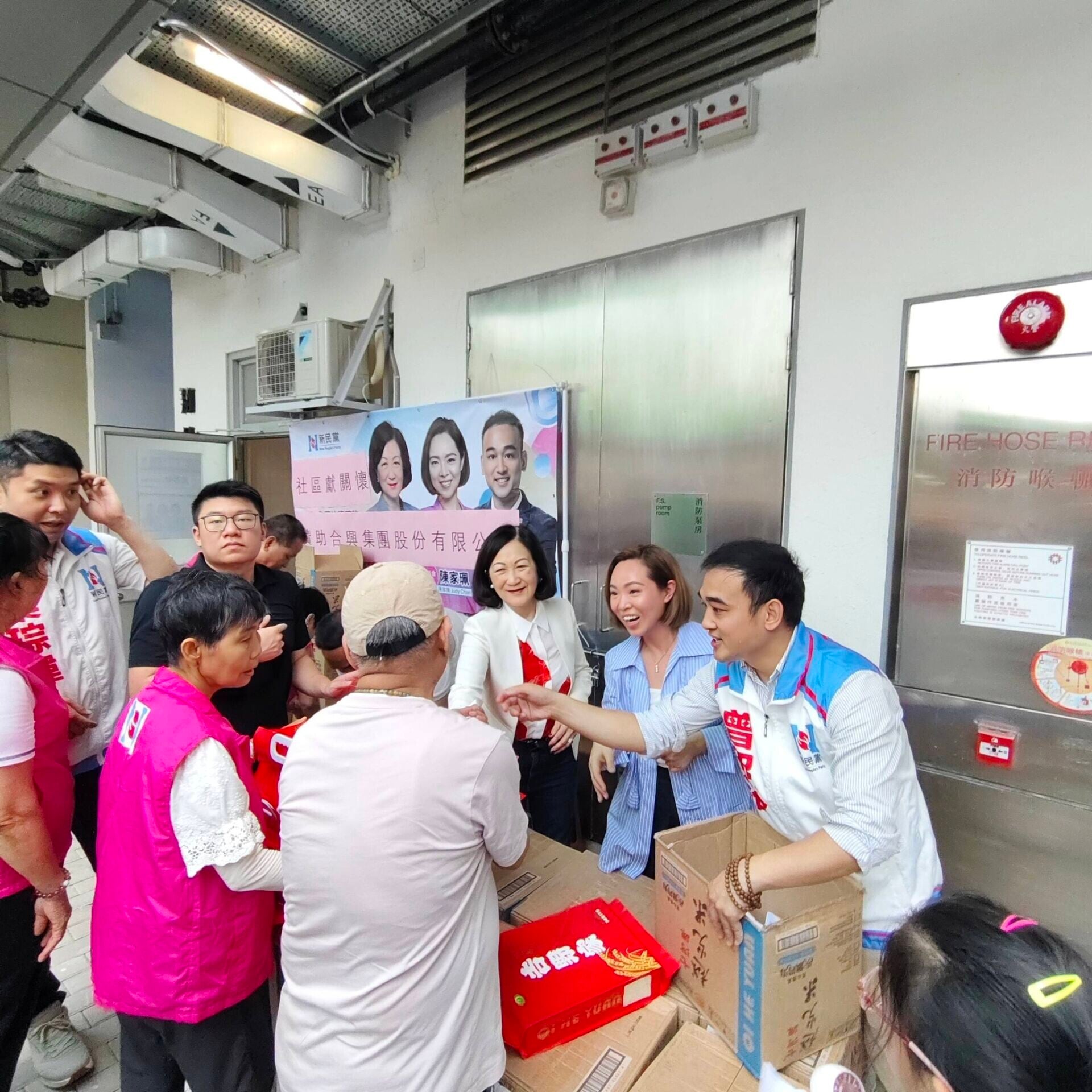 葉劉淑儀在東涌向街坊大派500包米