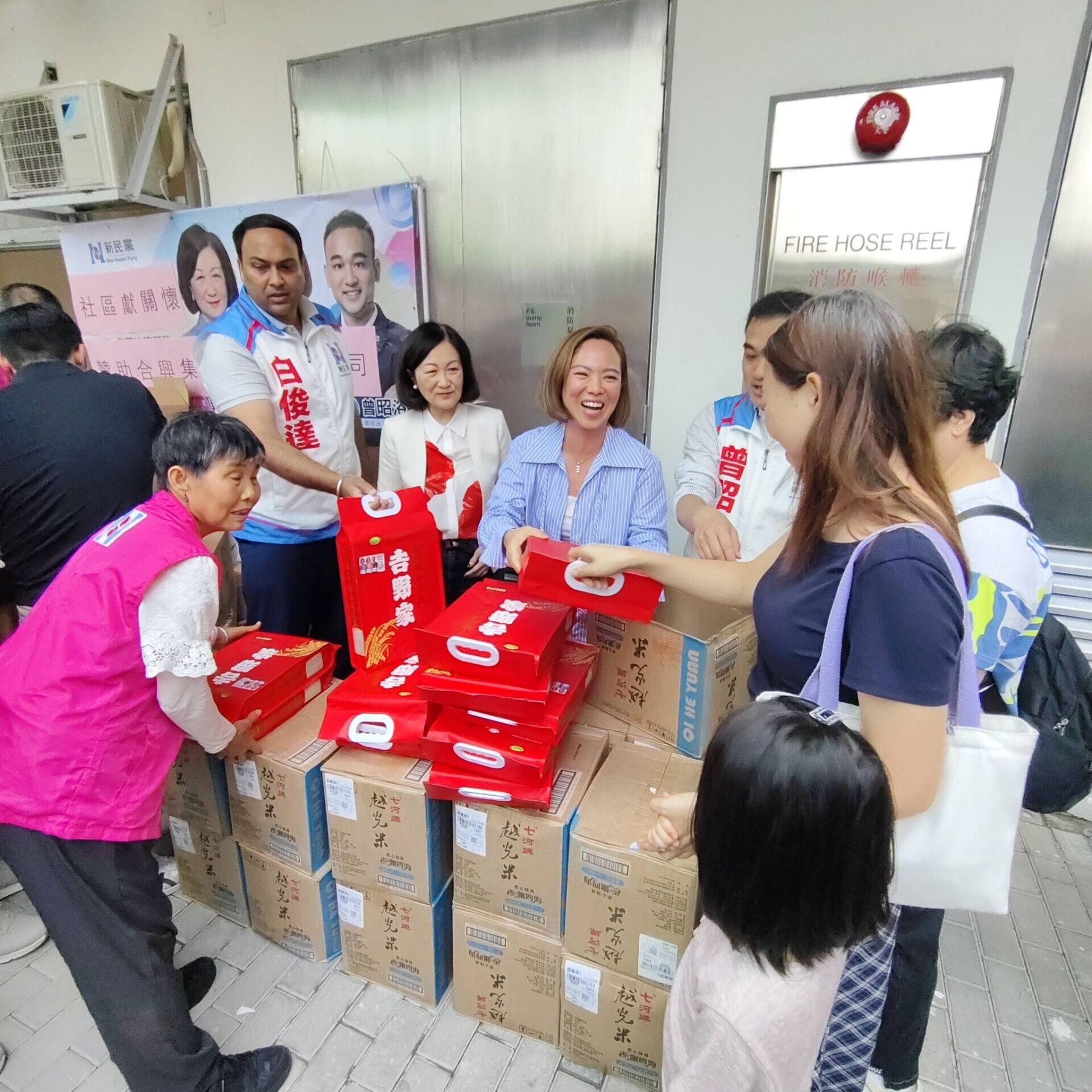 葉劉淑儀在東涌向街坊大派500包米
