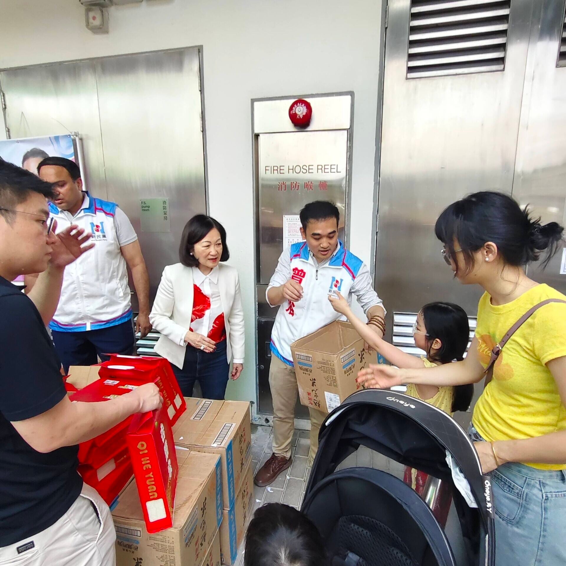 葉劉淑儀在東涌向街坊大派500包米