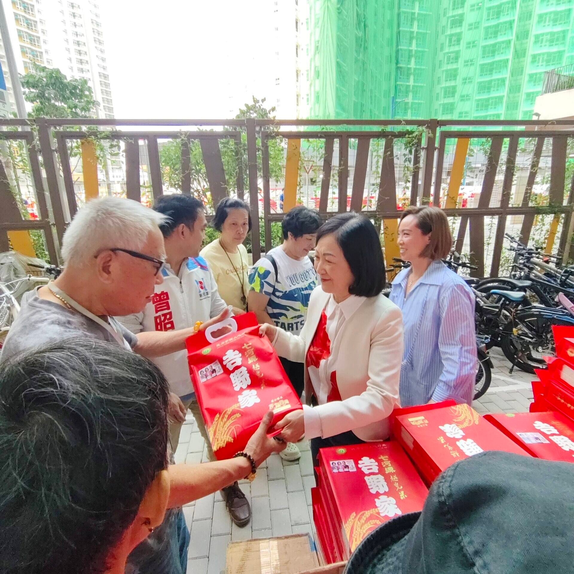 葉劉淑儀在東涌向街坊大派500包米