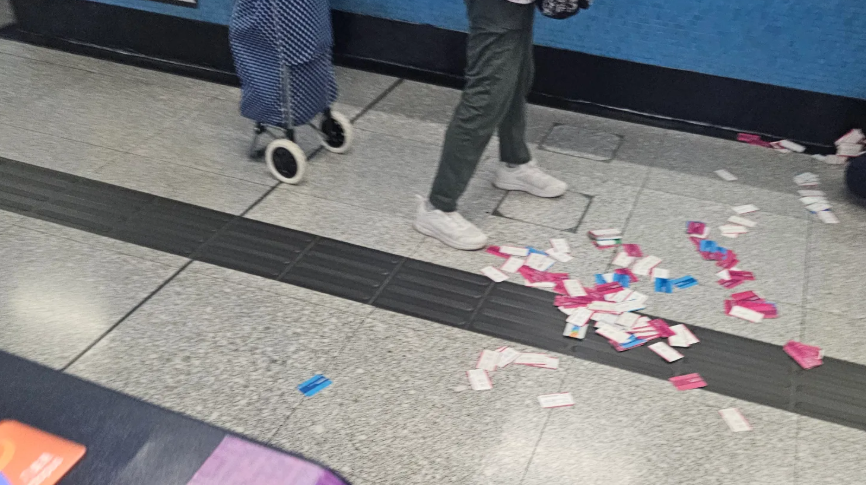 港鐵指美孚站職員於出入閘機回收單程票後，不慎掉在地上，得到一名女乘客熱心幫忙拾起。(Threads)