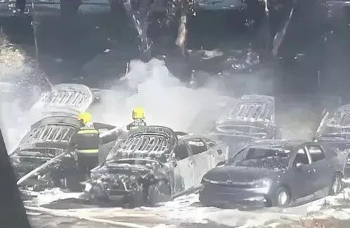 部分車輛被燒至只剩下焦黑骨架