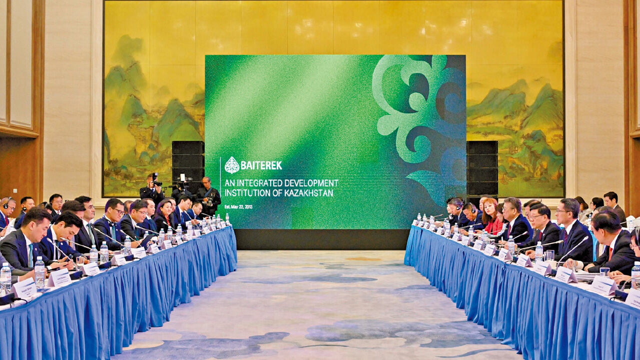 李家超(右四)在阿斯塔納與國家投資控股公司進行會議。