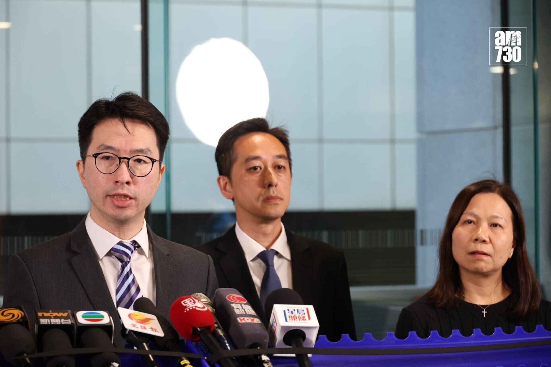 入境事務處助理首席入境事務主任(證件)龔國樑、西九龍總區刑事總部(刑事)(行動)警司程知仁及社會福利署保護家庭及兒童服務課高級社會工作主任李詠詩。(鍾式明攝)