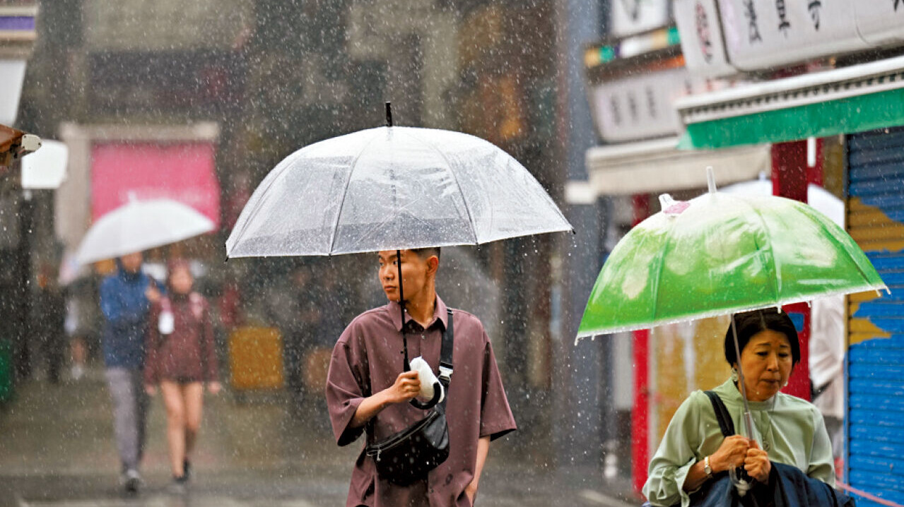 淺草傾盆大雨。(美聯社)