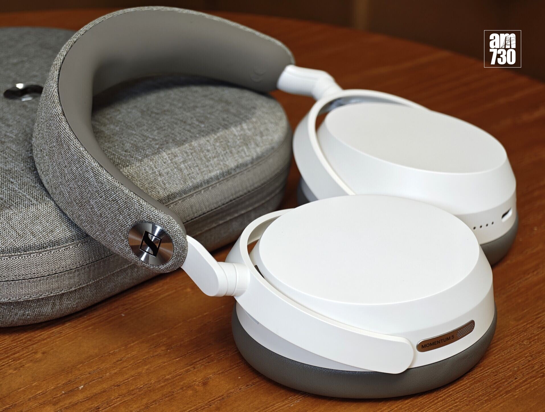 Sennheiser MOMENTUM 5耳機象牙白配色以白及杏色織布設計。