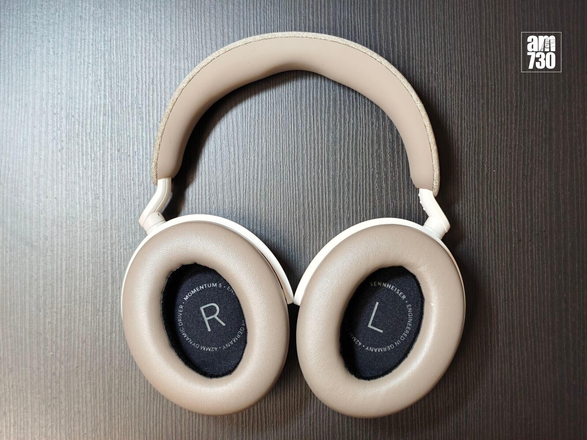 Sennheiser MOMENTUM 5耳機耳綿質感柔軟。