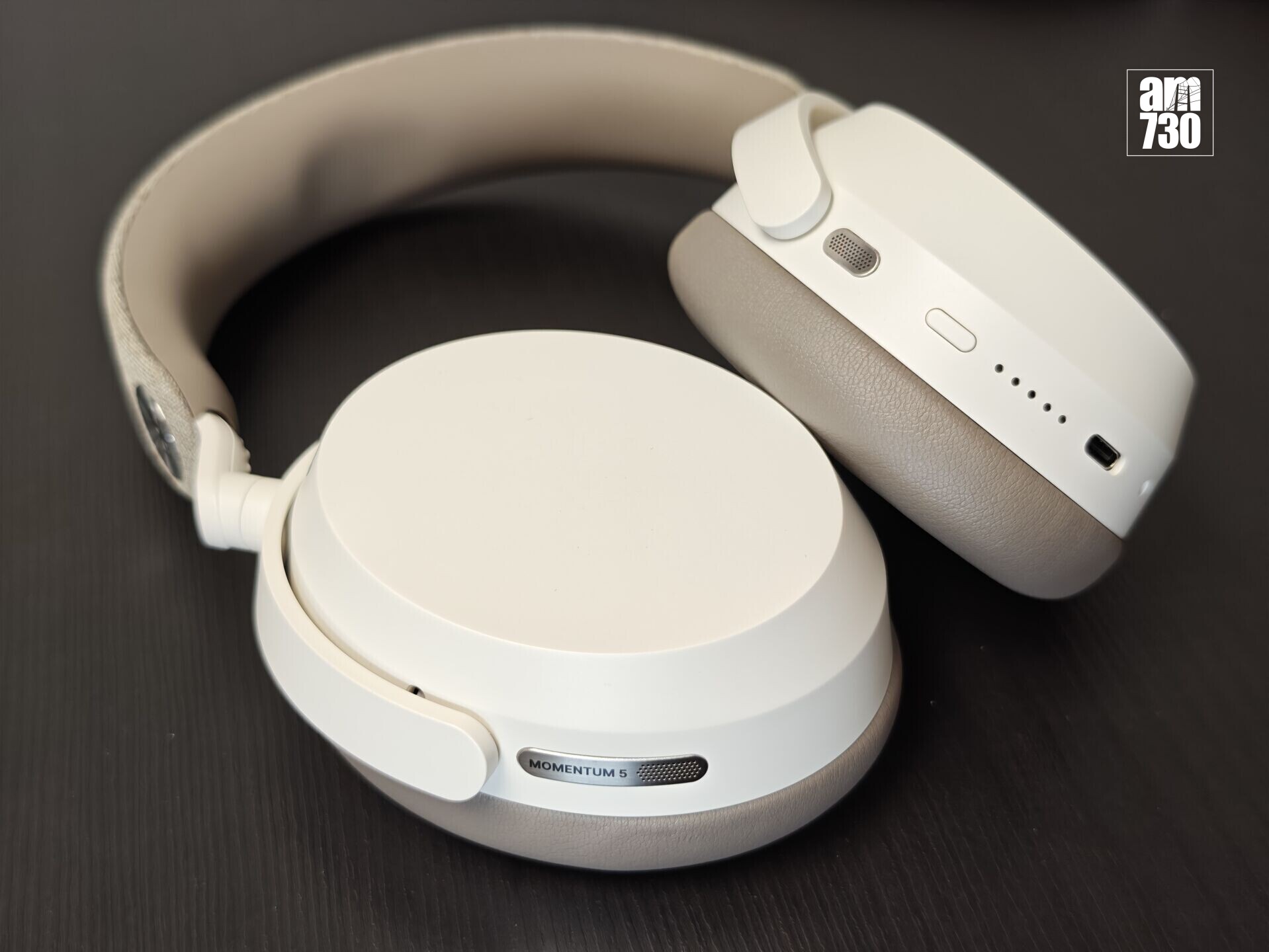 Sennheiser MOMENTUM 5耳機機身設有8個咪高峰。