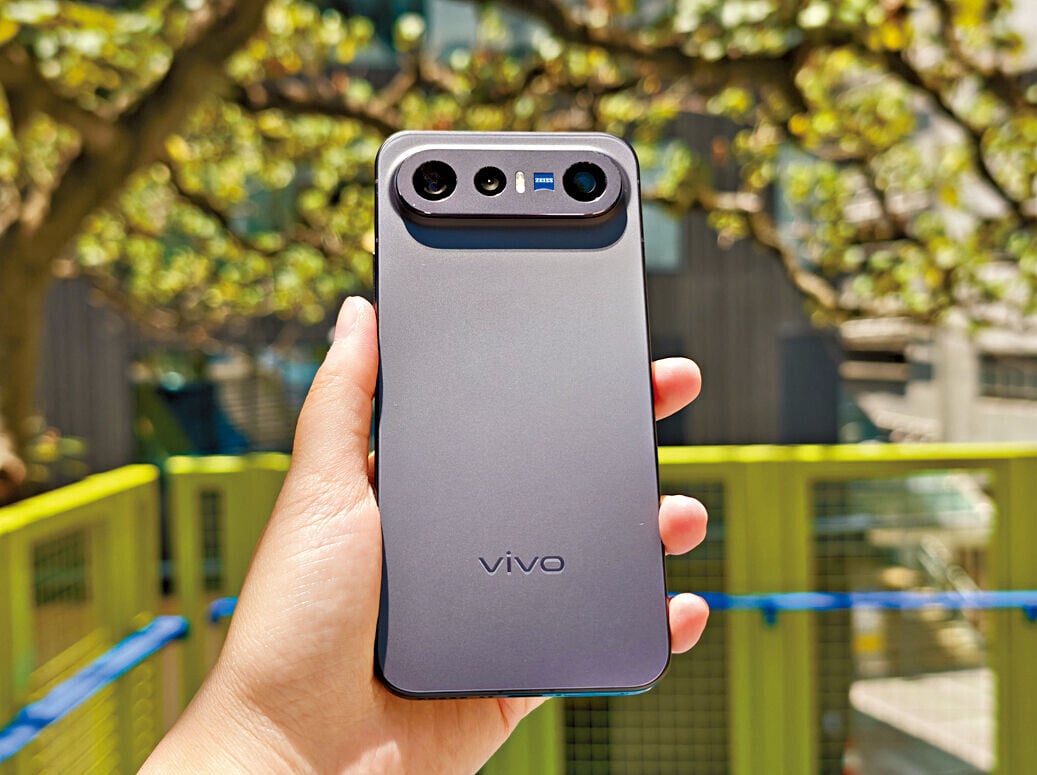 vivo X300 FE機身細小可輕鬆一手掌控，新鏡頭模組設計簡潔。