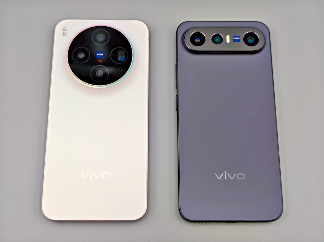 vivo X300(左)與X300 FE(右)尺寸及手感相若。