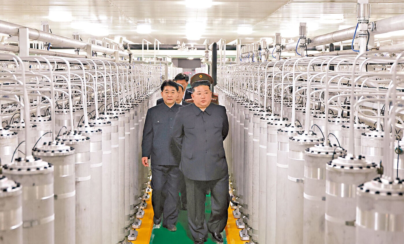 金正恩視察新投產核物質廠。(美聯社)