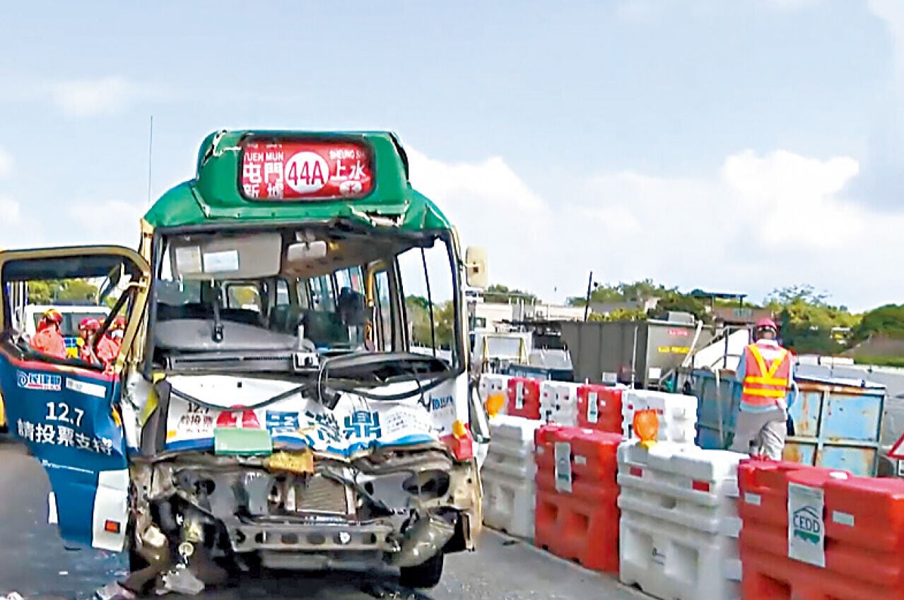小巴車頭嚴重損毀。粉嶺公路 交通意外