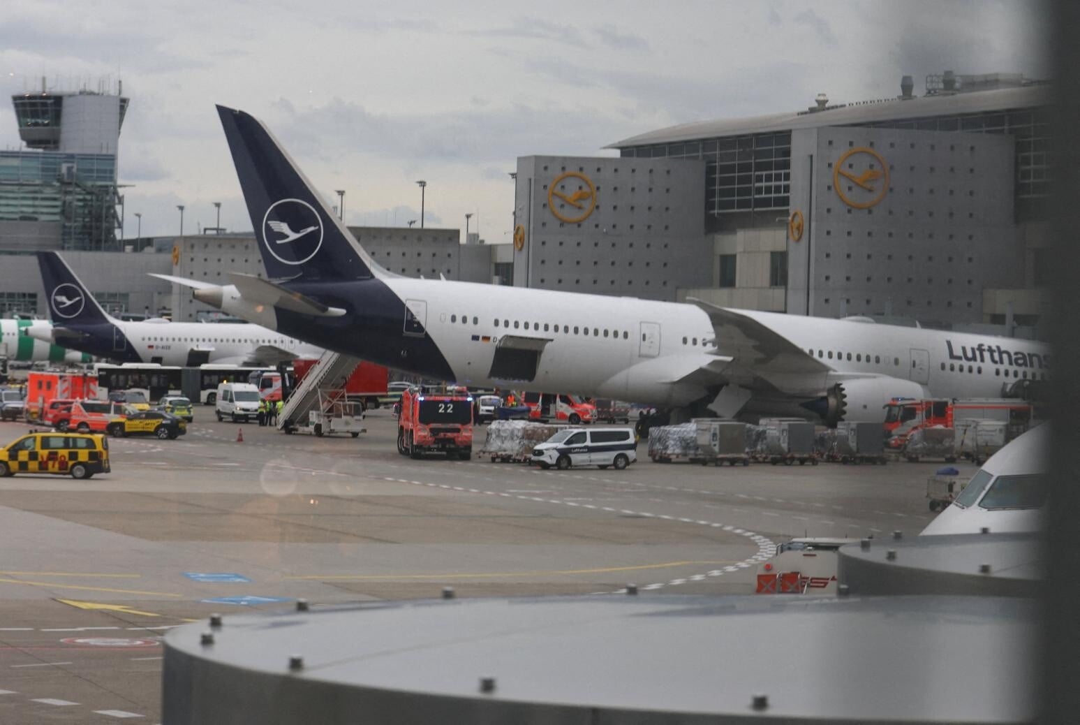 德國漢莎航空1架波音787-9夢幻客機2月剛投入使用，6月竟發生機鼻塌陷事件，導致多名工作人員受傷。（圖／路透）
