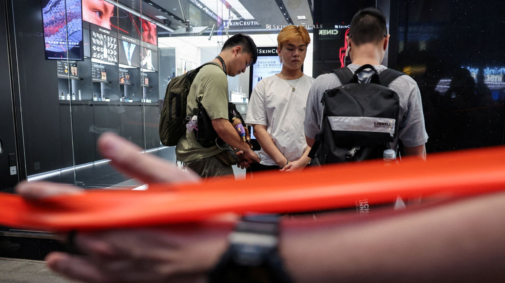 警方表示，周四(6月4日)由下午截至晚上11時30分，在銅鑼灣記利佐治街及東角道一帶，截查7人涉嫌作出擾亂秩序行為，他們被警員帶離現場作進一步調查，其後獲准離開。(路透社)
