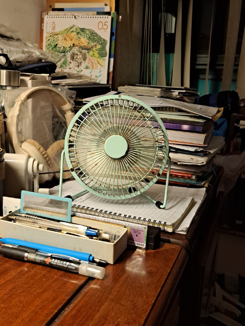林超英的氣流導引法是善用一至兩把抽氣扇或低耗電量的USB風扇,將室內熱空氣抽離。同時,在入風口處放置一把循環扇 (或普通風扇),其關鍵作用是將新鮮空氣有效帶入單位深處