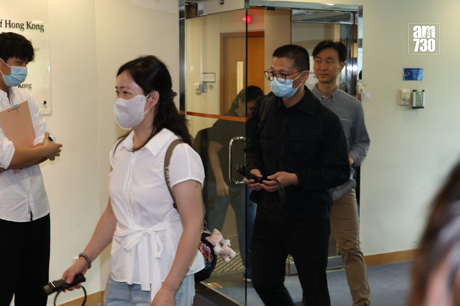 黎氏夫婦(左、中)及協助他們的社區組織協會幹事彭鴻昌到場旁聽。(鍾式明攝)