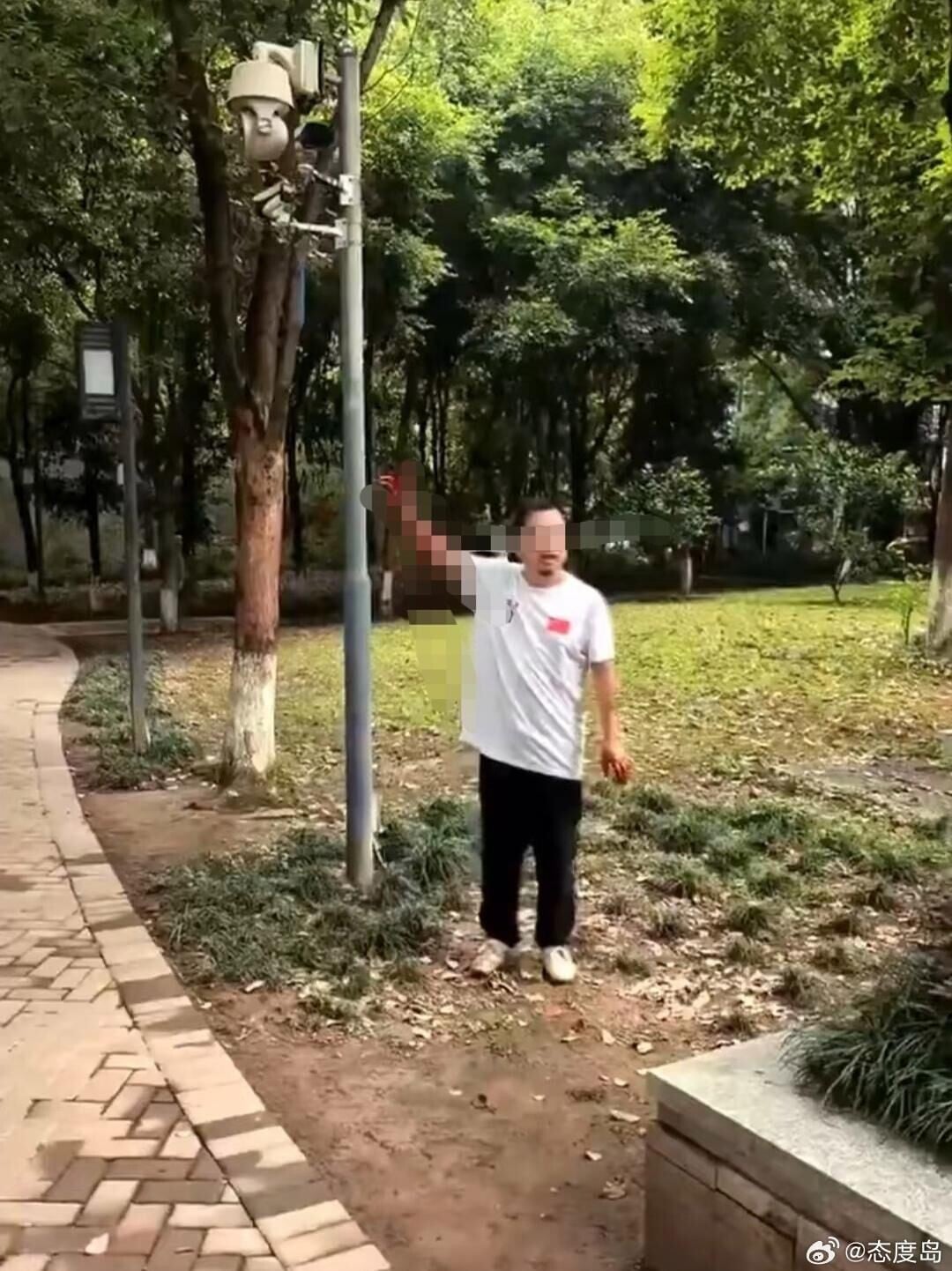 汪姓疑犯在現場舉刀高呼「替天行道」。