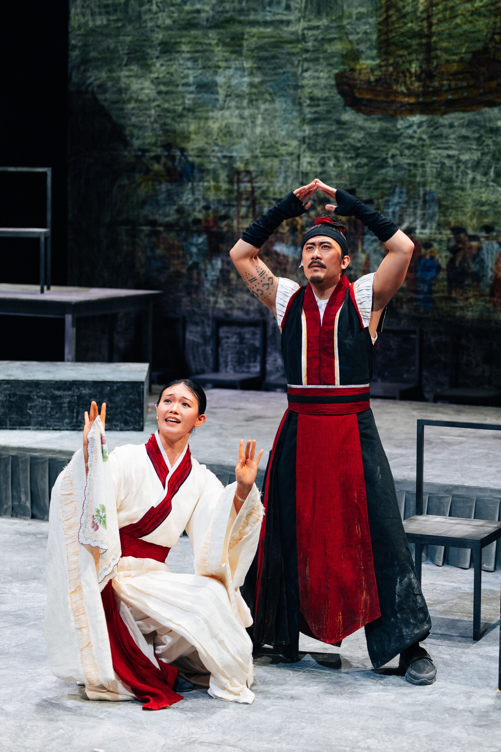 11.《奧賽羅》中一段奧賽羅、杜曼娜夫妻對話嘅戲份,梁天尺同黎玉清以戲曲身段做手、數白欖嘅形式交代情節,鬼馬驚喜。