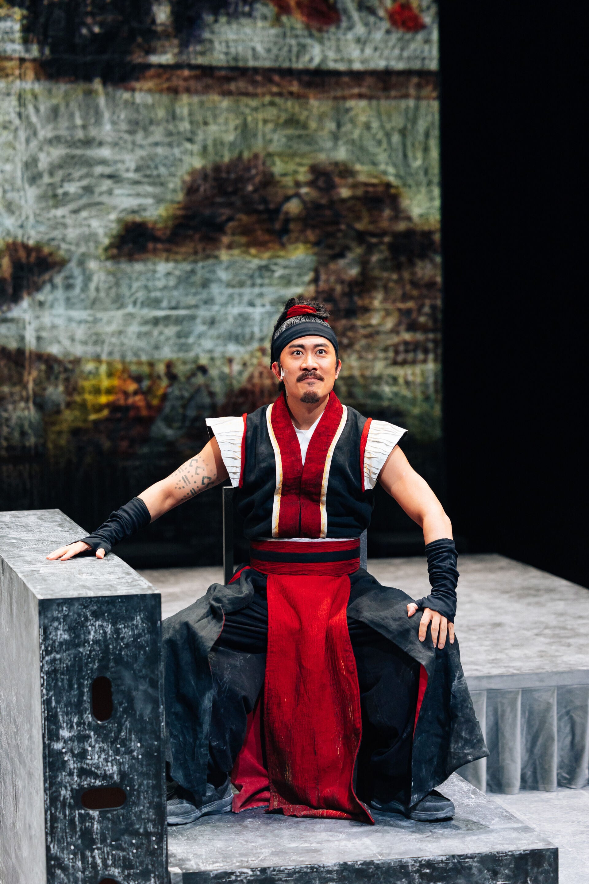 12.多棲實力演員梁天尺飾演主角奧賽羅,角色背景設定不變,但時空就由16世紀末嘅威尼斯,轉變為中國明末。