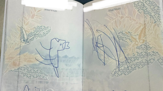 事主的護照被畫花。(互聯網)