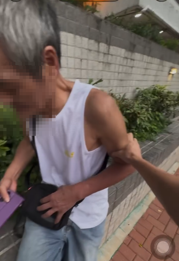 元朗白髮賊偷阿婆袋 囂張翻摷棄花槽 熱心男途人生擒秒變臉「跪地求饒」 (@Threads/daaaaarenttl)