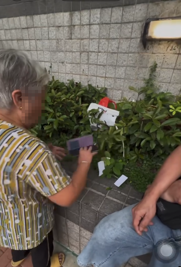 元朗白髮賊偷阿婆袋 囂張翻摷棄花槽 熱心男途人生擒秒變臉「跪地求饒」 (@Threads/daaaaarenttl)
