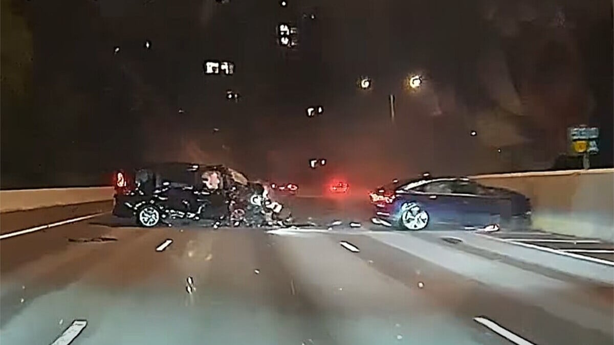 一輛私家車在屯門公路往九龍方向失事，越過路壆直撞對面線一輛七人車。(網上片段截圖)