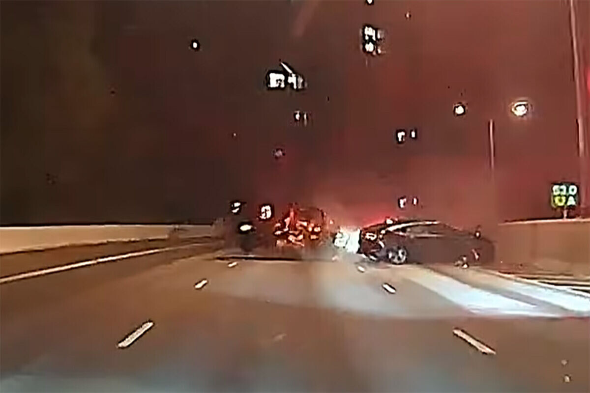 一輛私家車在屯門公路往九龍方向失事,越過路壆直撞對面線一輛七人車。(網上片段截圖)