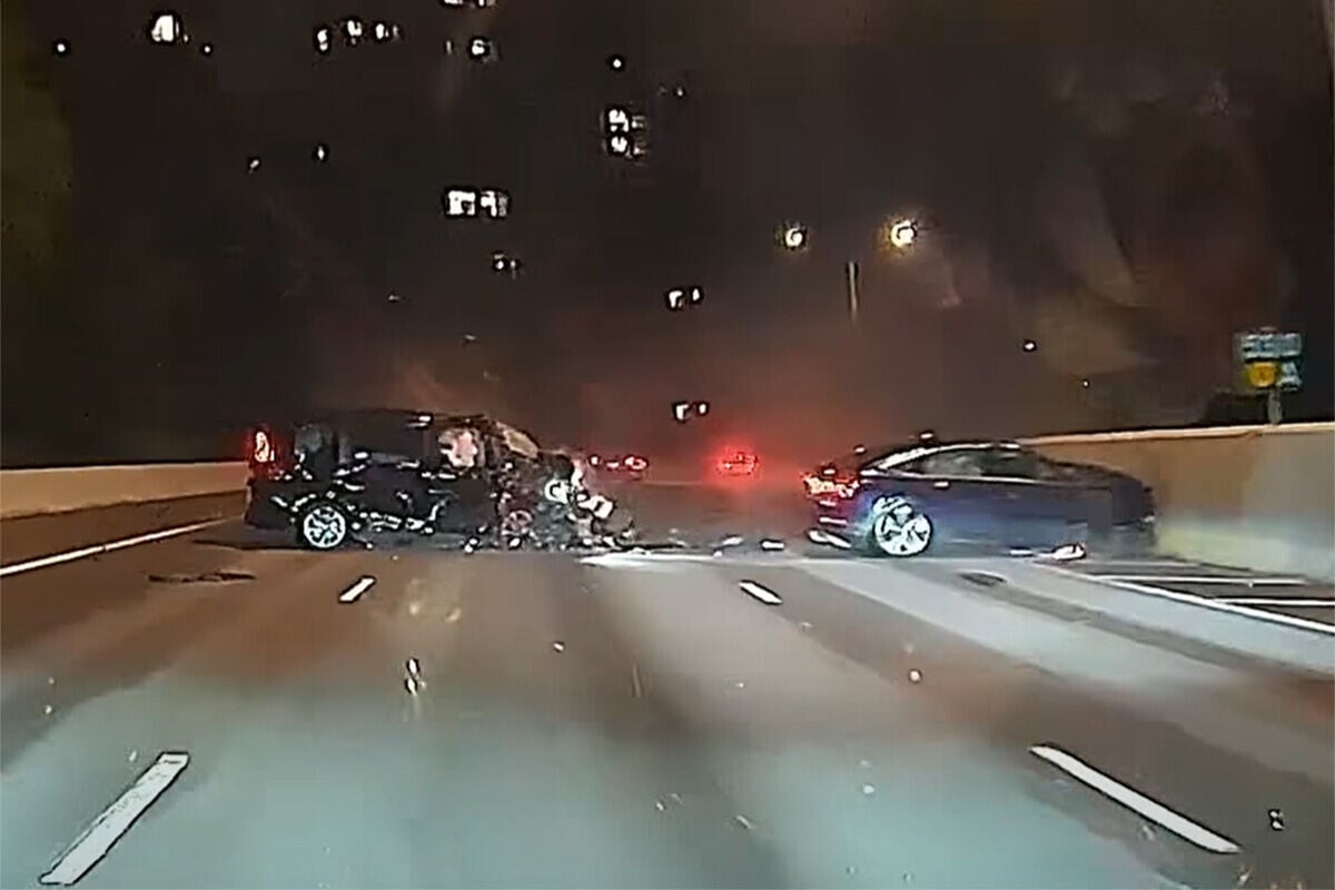 一輛私家車在屯門公路往九龍方向失事,越過路壆直撞對面線一輛七人車。(網上片段截圖)