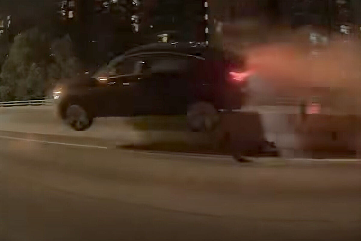 一輛私家車在屯門公路往九龍方向失事,越過路壆直撞對面線一輛七人車。(網上片段截圖)