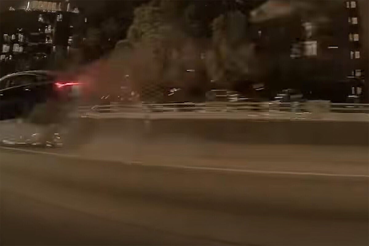 一輛私家車在屯門公路往九龍方向失事,越過路壆直撞對面線一輛七人車。(網上片段截圖)