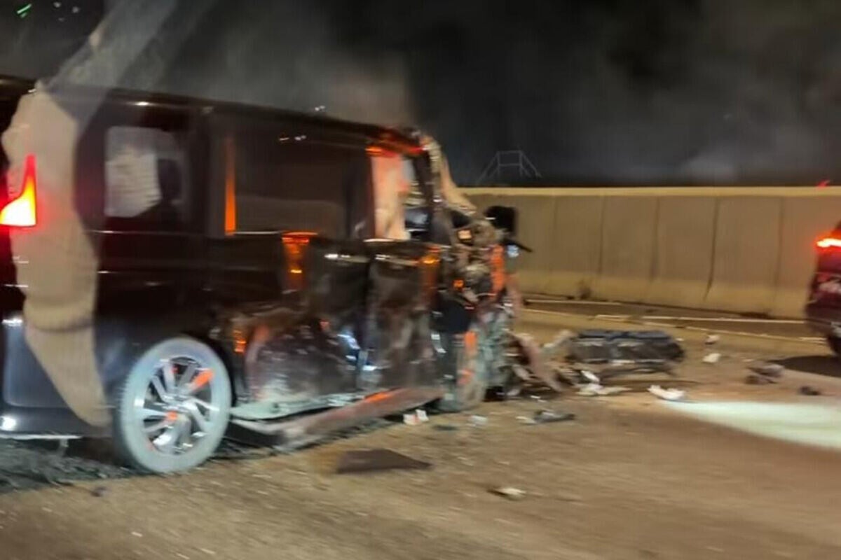 一輛私家車在屯門公路往九龍方向失事,越過路壆直撞對面線一輛七人車。(網上圖片)