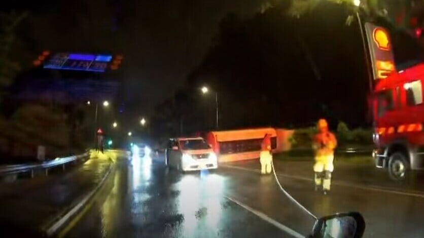 大埔公路紅雨下運油車翻側漏油，司機無受傷。