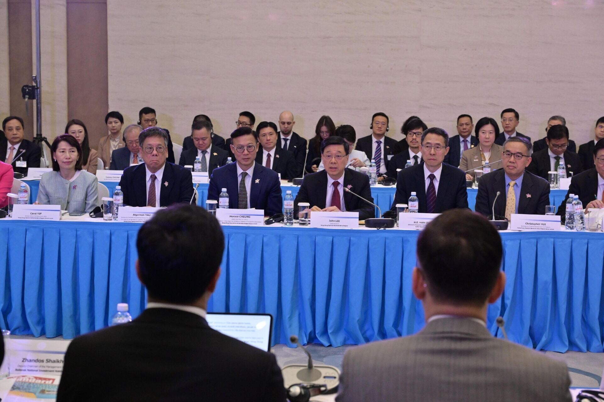 李家超在哈薩克阿斯塔納與拜特雷克國家投資控股公司進行會議。(政府新聞處)