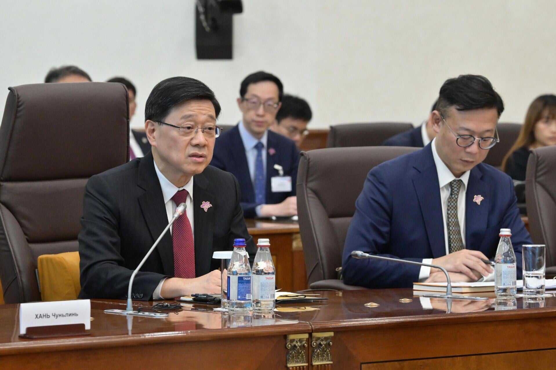 李家超在哈薩克阿斯塔納與哈薩克斯坦總理別克捷諾夫會面,就兩地加強合作交流意見。(政府新聞處)